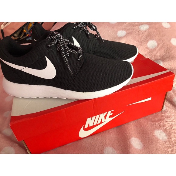 Sold through email. Brand New Nike Roshe Ones - Picture 3 of 4